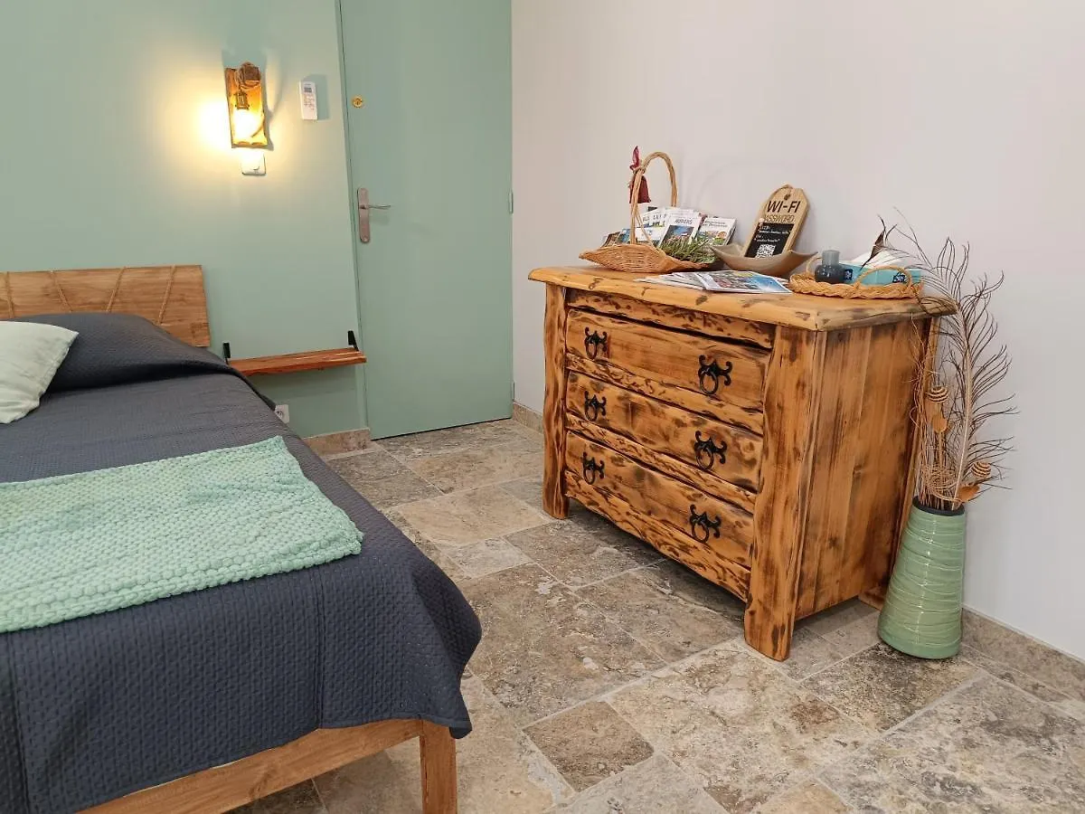 Homestay Ecrin De Nature Sous Les Pins Aurons France