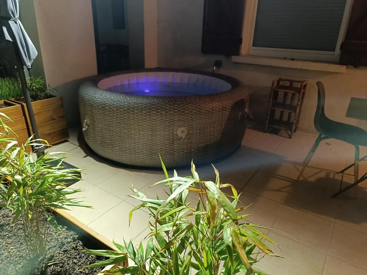 Homestay Ecrin De Nature Sous Les Pins Aurons