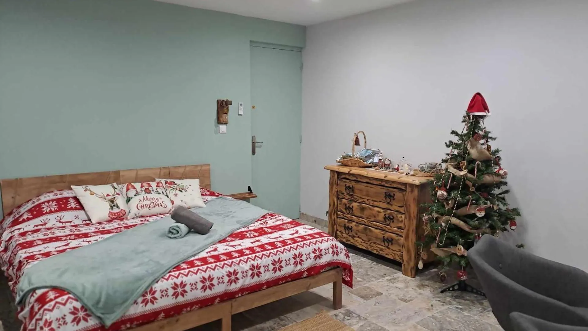 Homestay Ecrin De Nature Sous Les Pins Aurons France